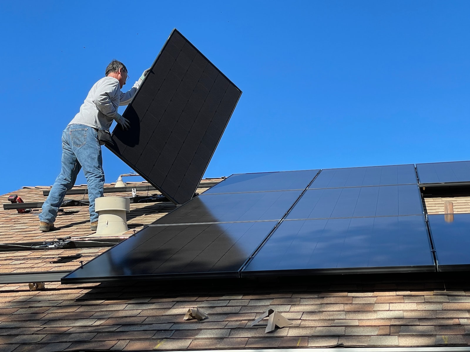 Panneaux solaires protègent le toit de la maison