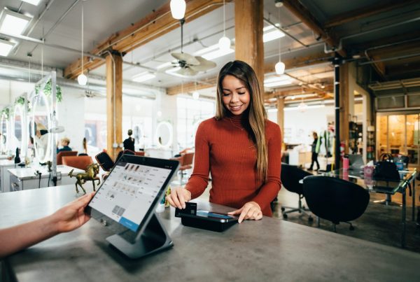 Zakelijk geld lenen zonder bkr en automatisch terugbetalen via pinbetalingen