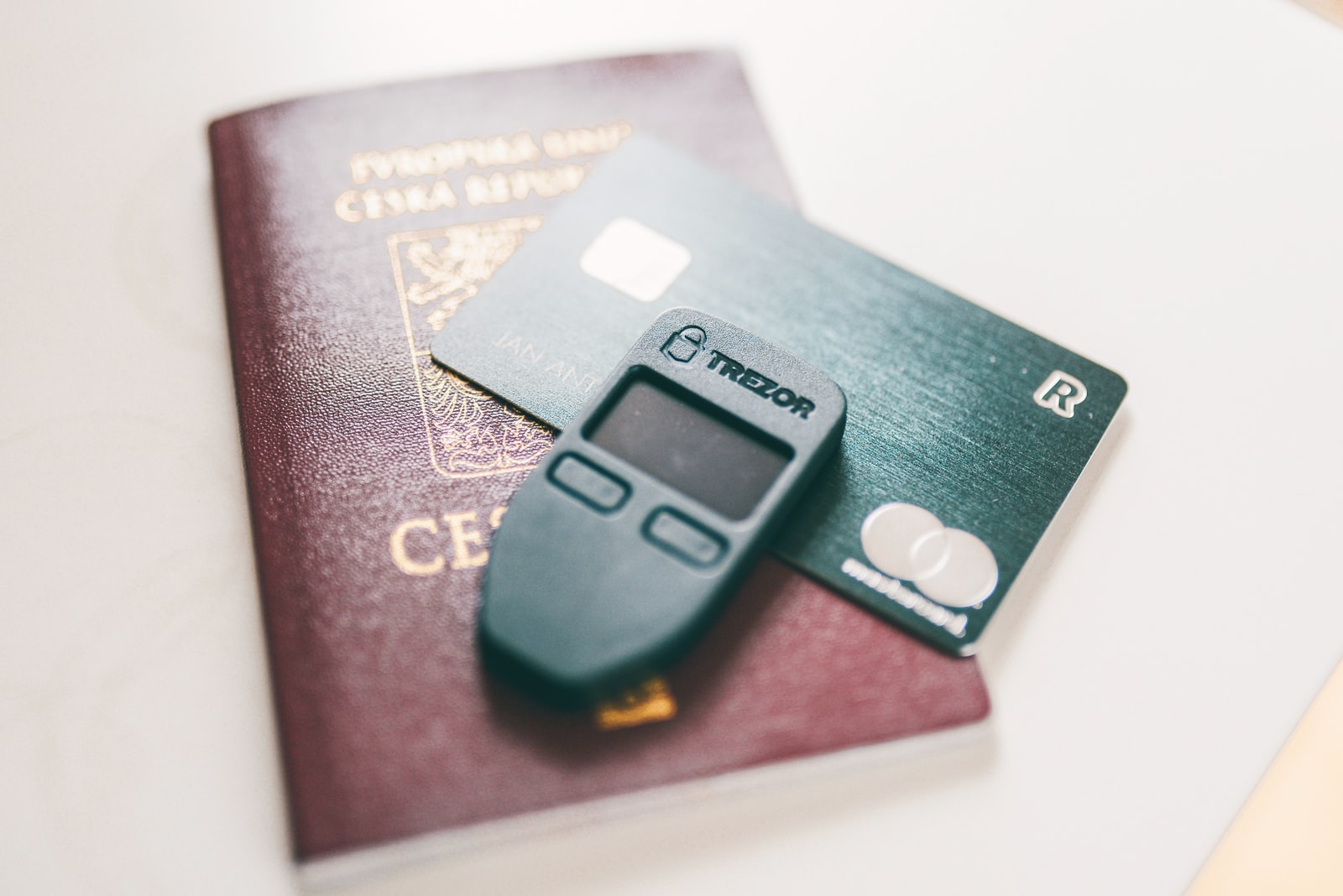 Trezor - гаманець для криптовалют: огляд моделей, функціонал