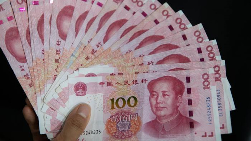 how does china manipulate its currency