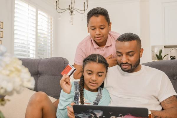 Greenlight vs Famzoo: Children’s Debit Cards